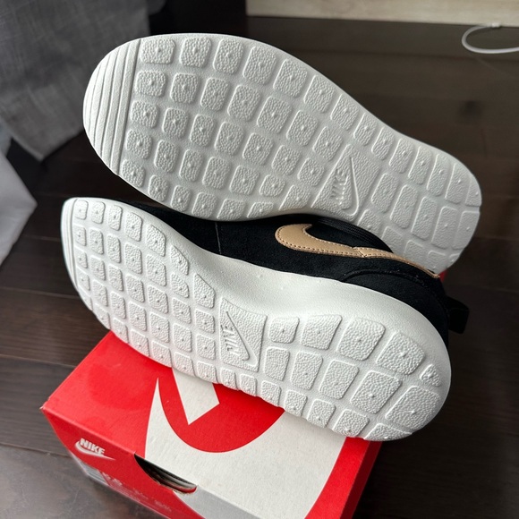 Nike Roshe One Shoes - Picture 3 of 3